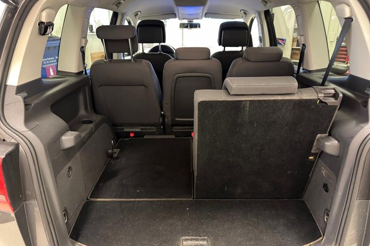 Grå VW Touran fra 2013