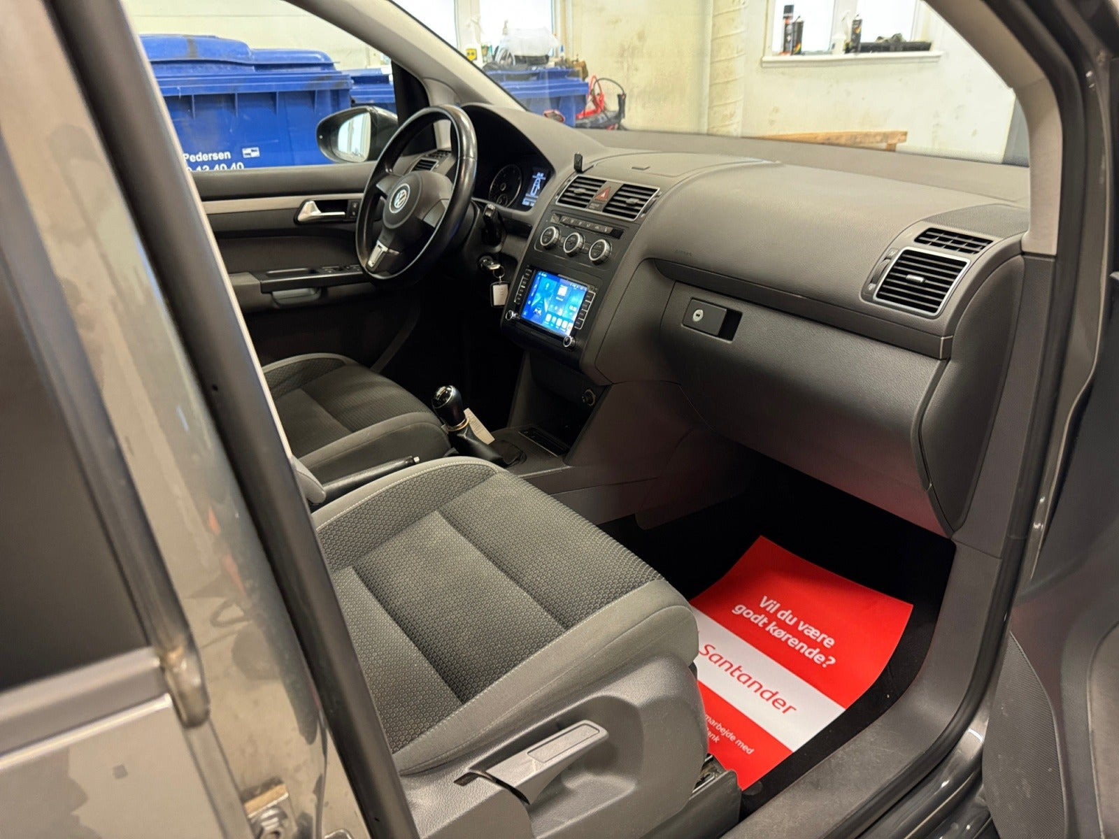Grå VW Touran fra 2013