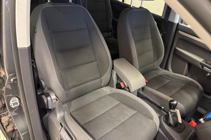 Grå VW Touran fra 2013