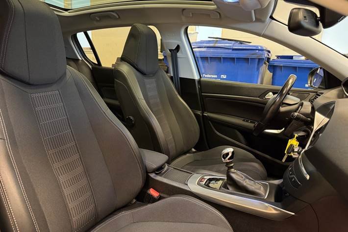 Sølv Peugeot 308 fra 2018