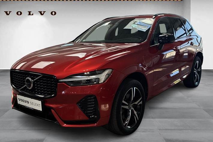 Rød Volvo XC60 fra 2022 set udefra