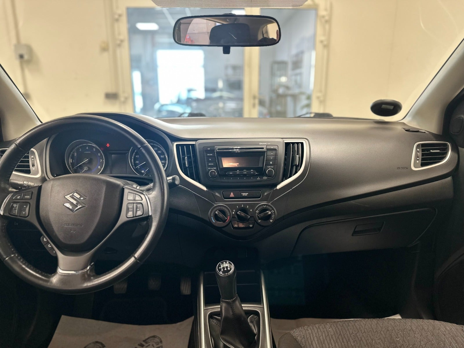 Grå Suzuki Baleno fra 2016