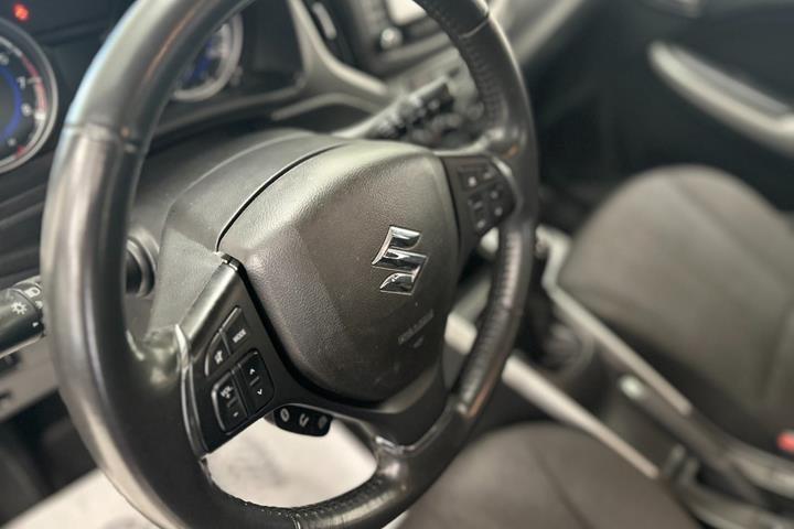 Grå Suzuki Baleno fra 2016