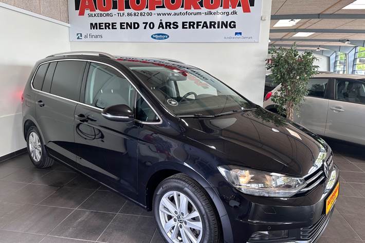 Sort VW Touran fra 2023 set udefra