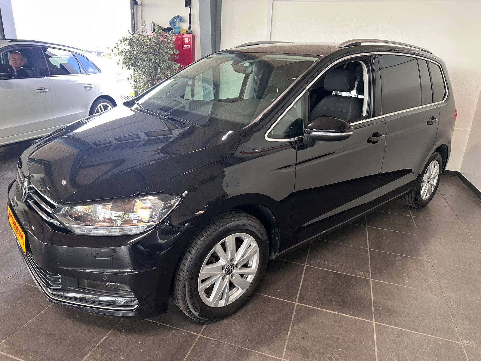 Sort VW Touran fra 2023