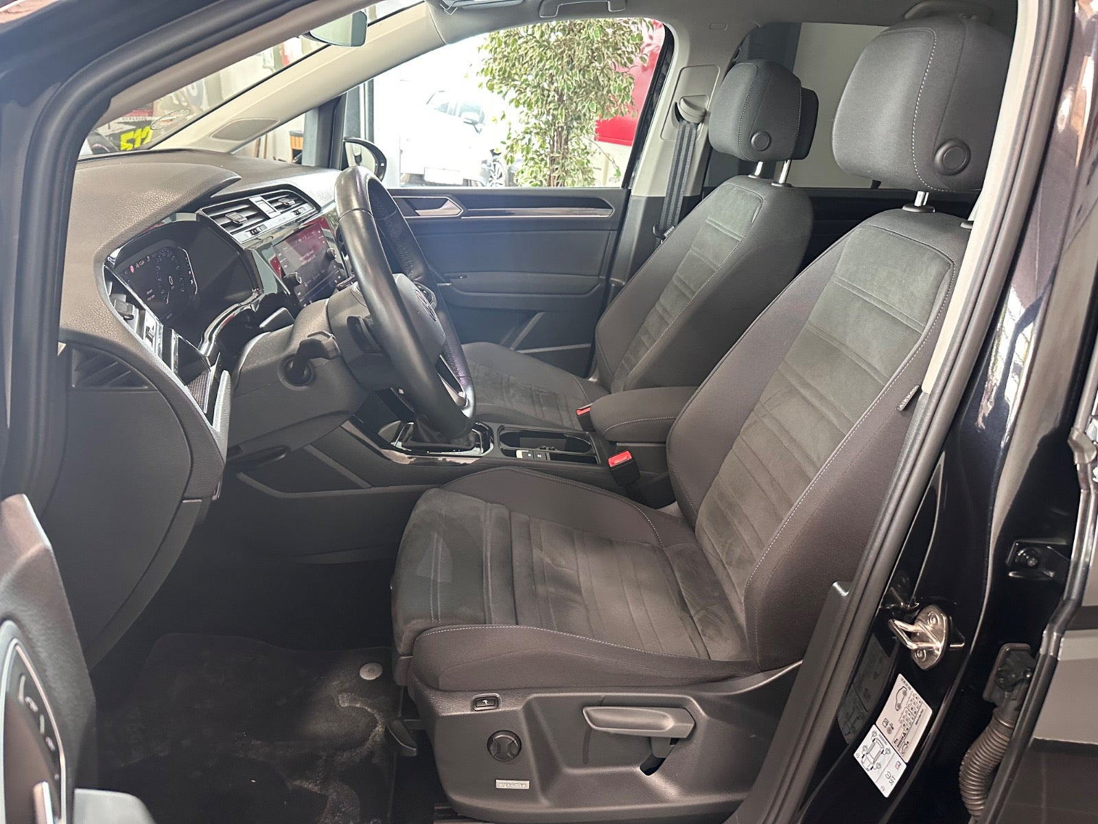 Sort VW Touran fra 2023