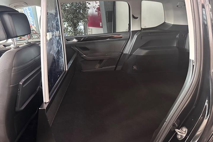 Sort VW Touran fra 2023