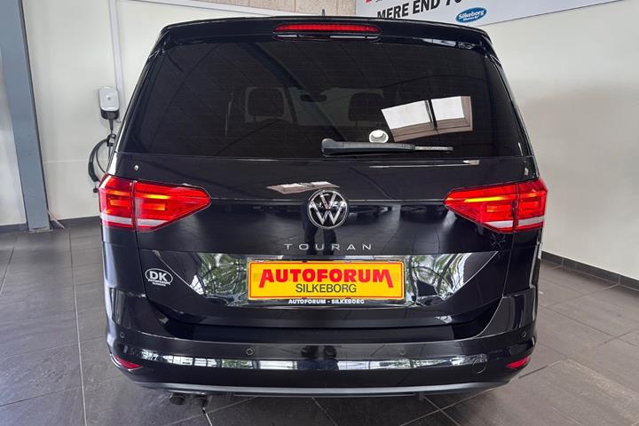 Sort VW Touran fra 2023