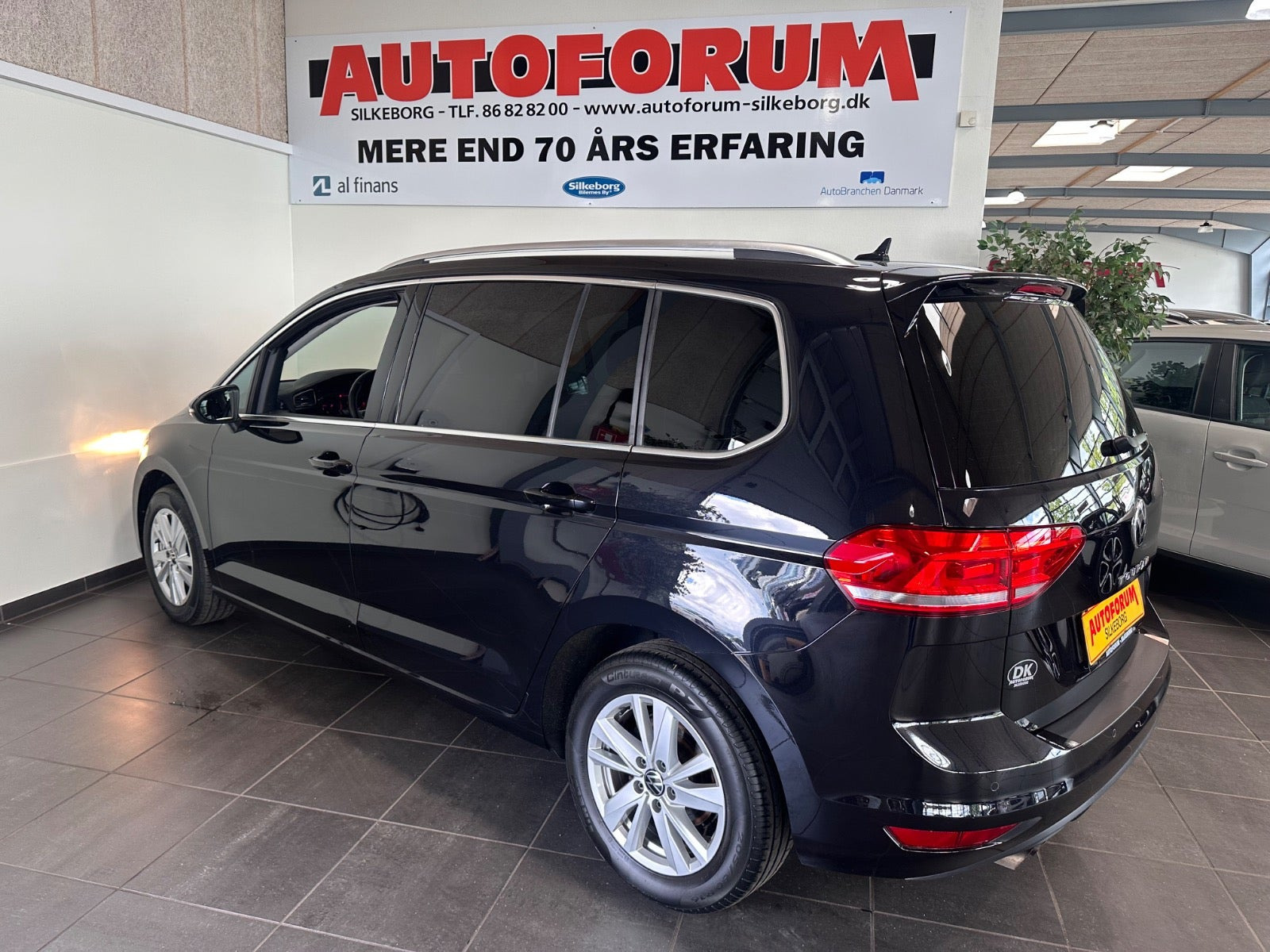 Sort VW Touran fra 2023