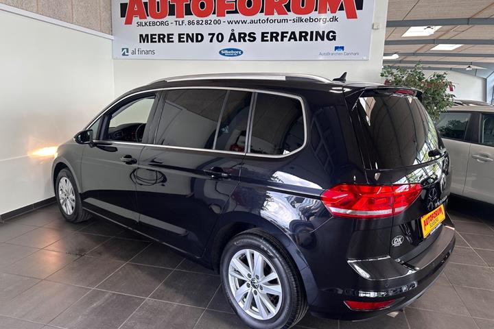 Sort VW Touran fra 2023