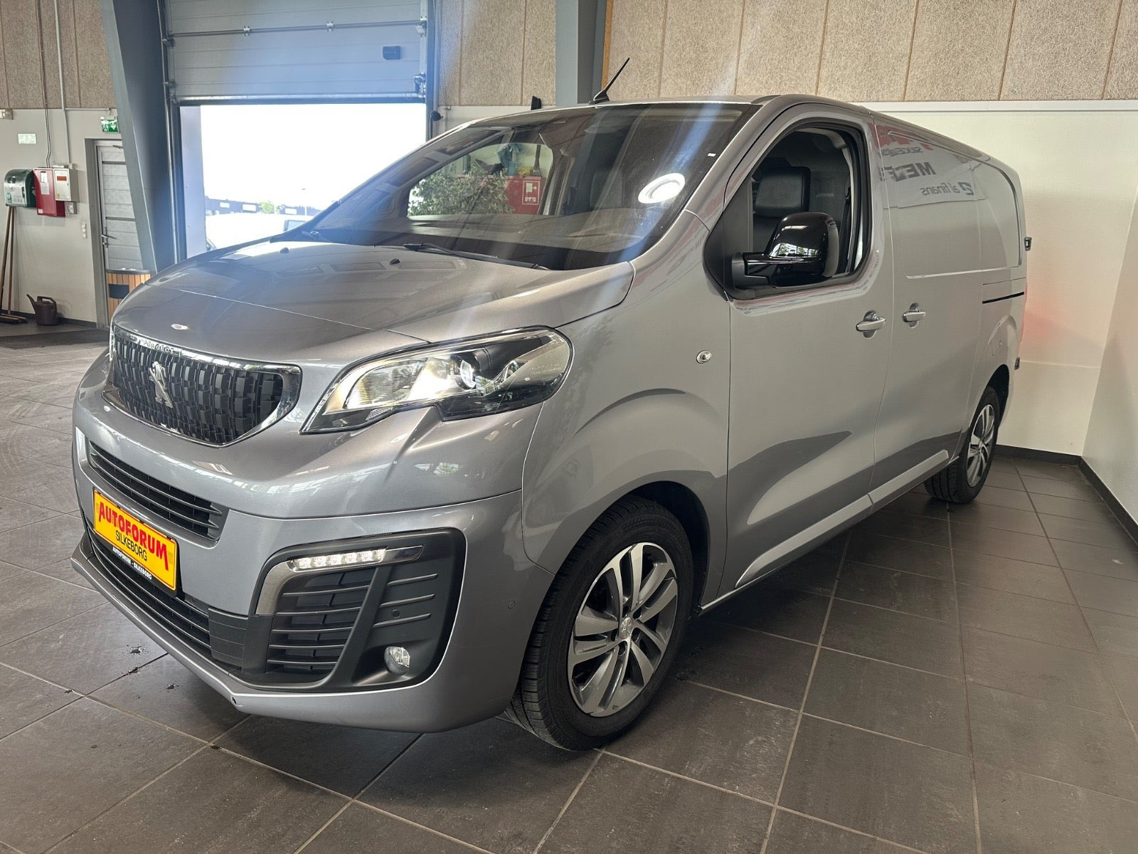 Grå Peugeot Expert fra 2022