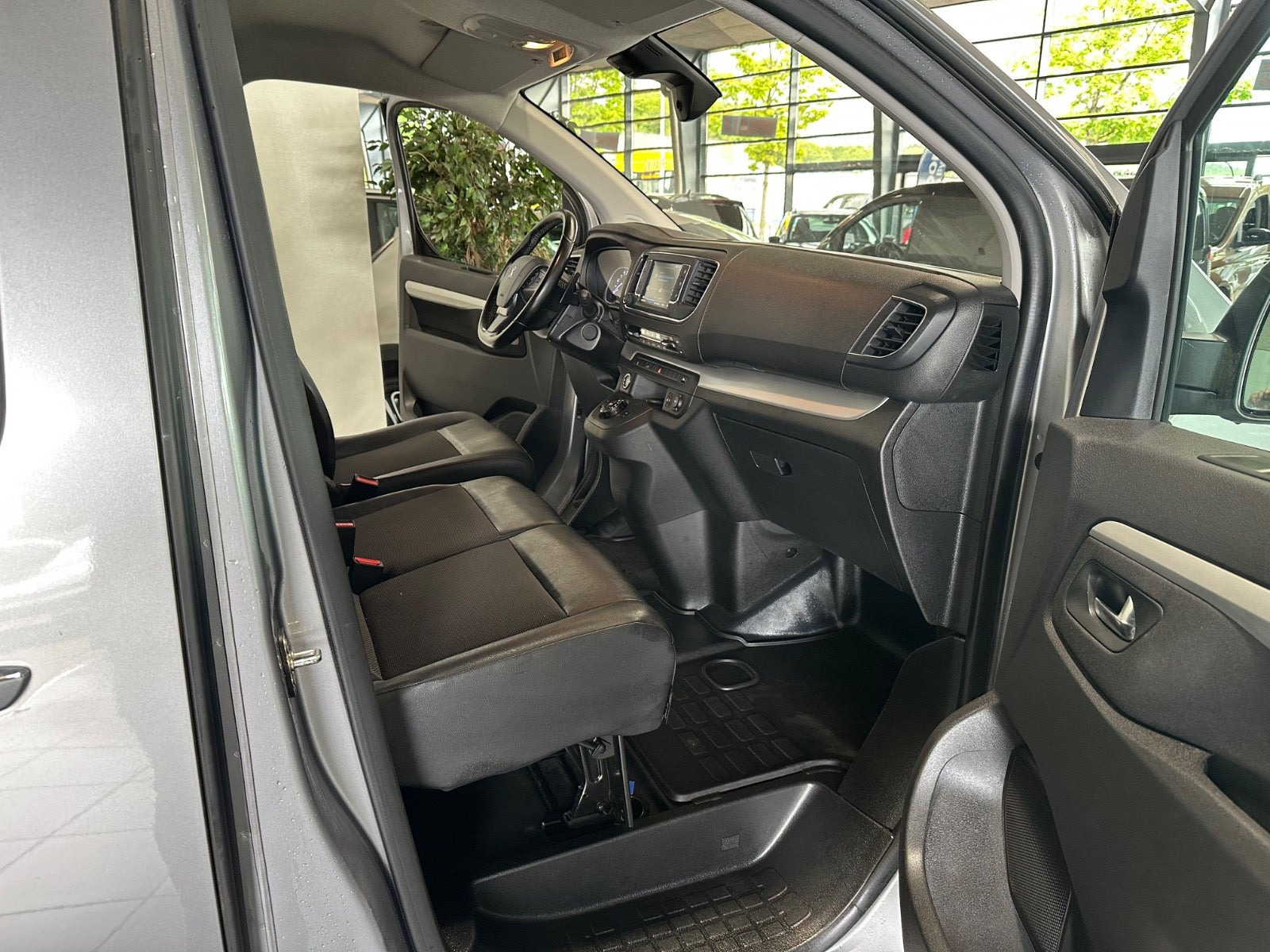 Grå Peugeot Expert fra 2022