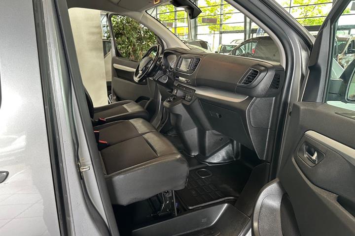 Grå Peugeot Expert fra 2022