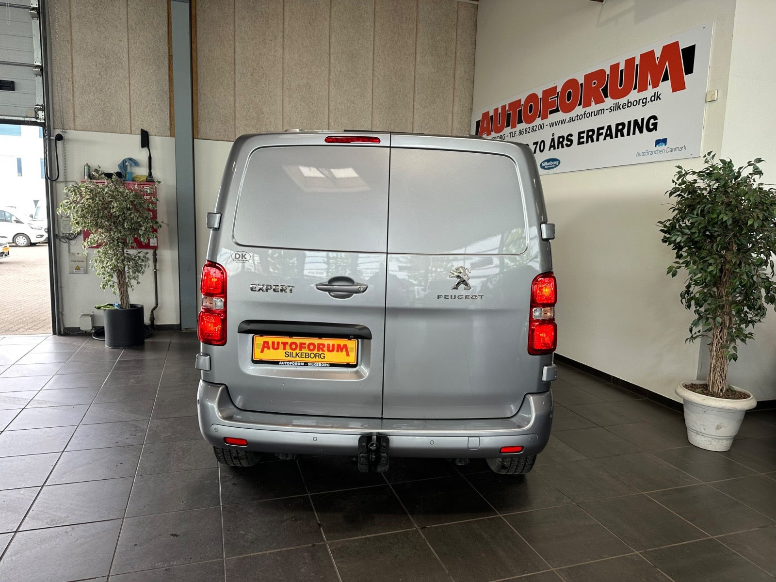Grå Peugeot Expert fra 2022
