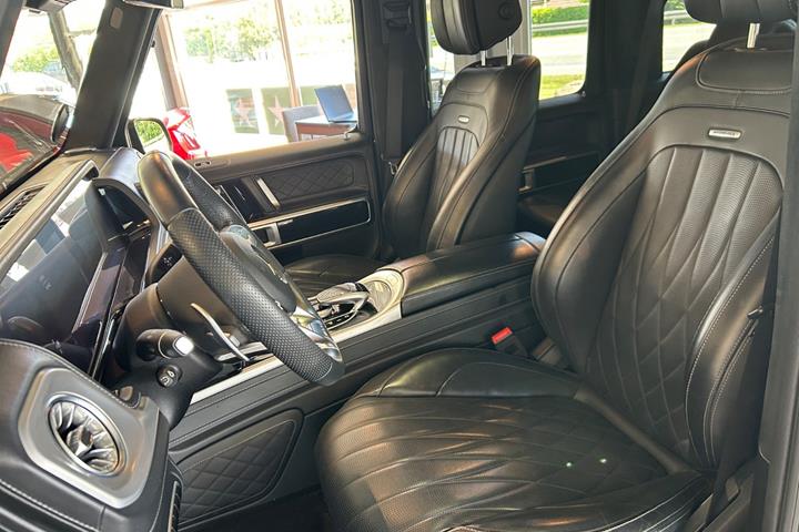 Grå Mercedes G63 fra 2020