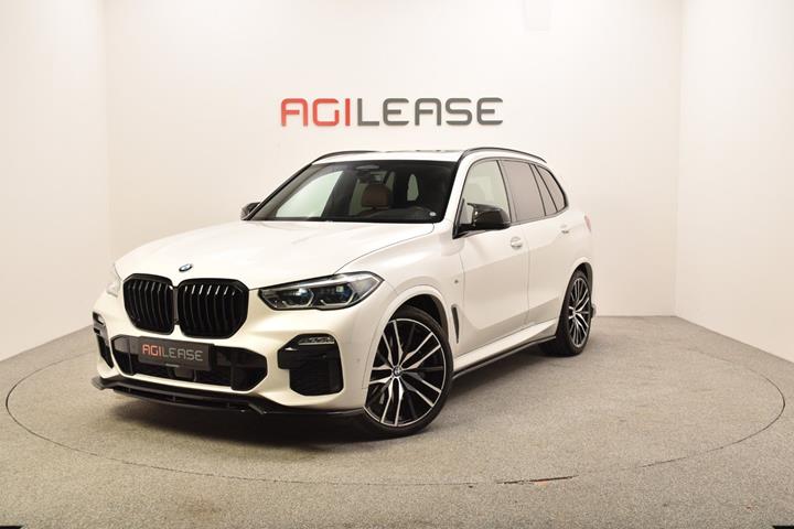 Hvid BMW X5 fra 2019 set udefra