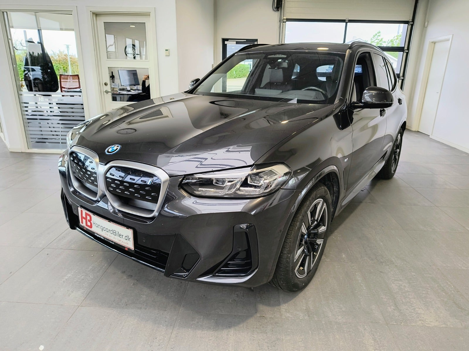 Grå BMW iX3 fra 2023