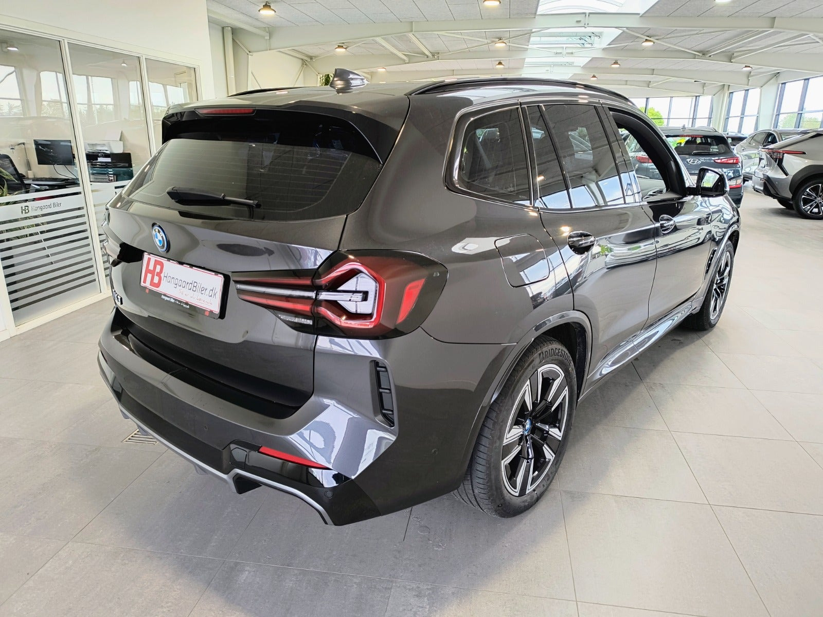 Grå BMW iX3 fra 2023
