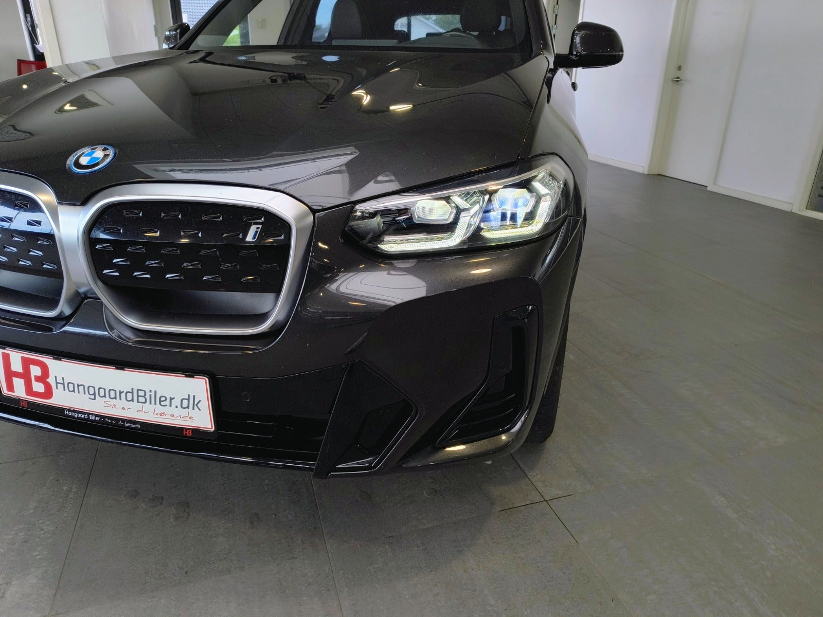Grå BMW iX3 fra 2023