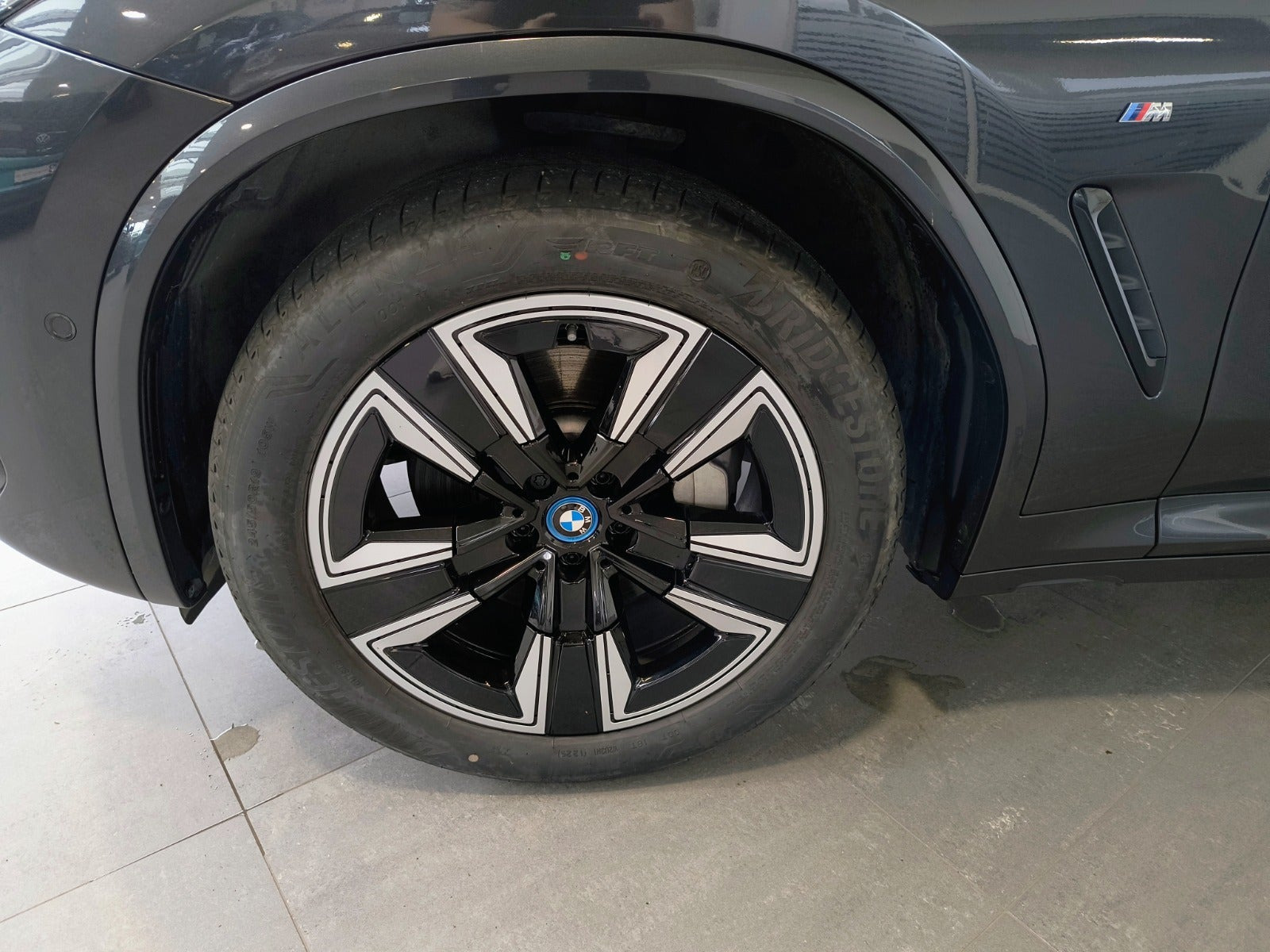 Grå BMW iX3 fra 2023