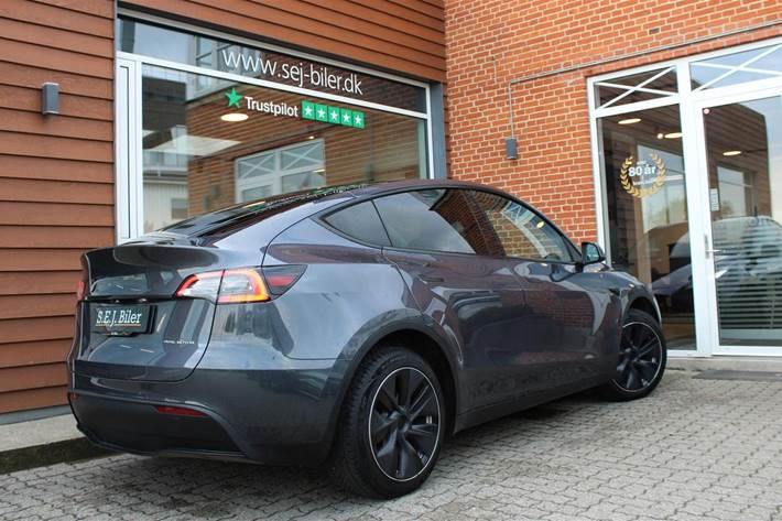 Grå Tesla Model Y fra 2022