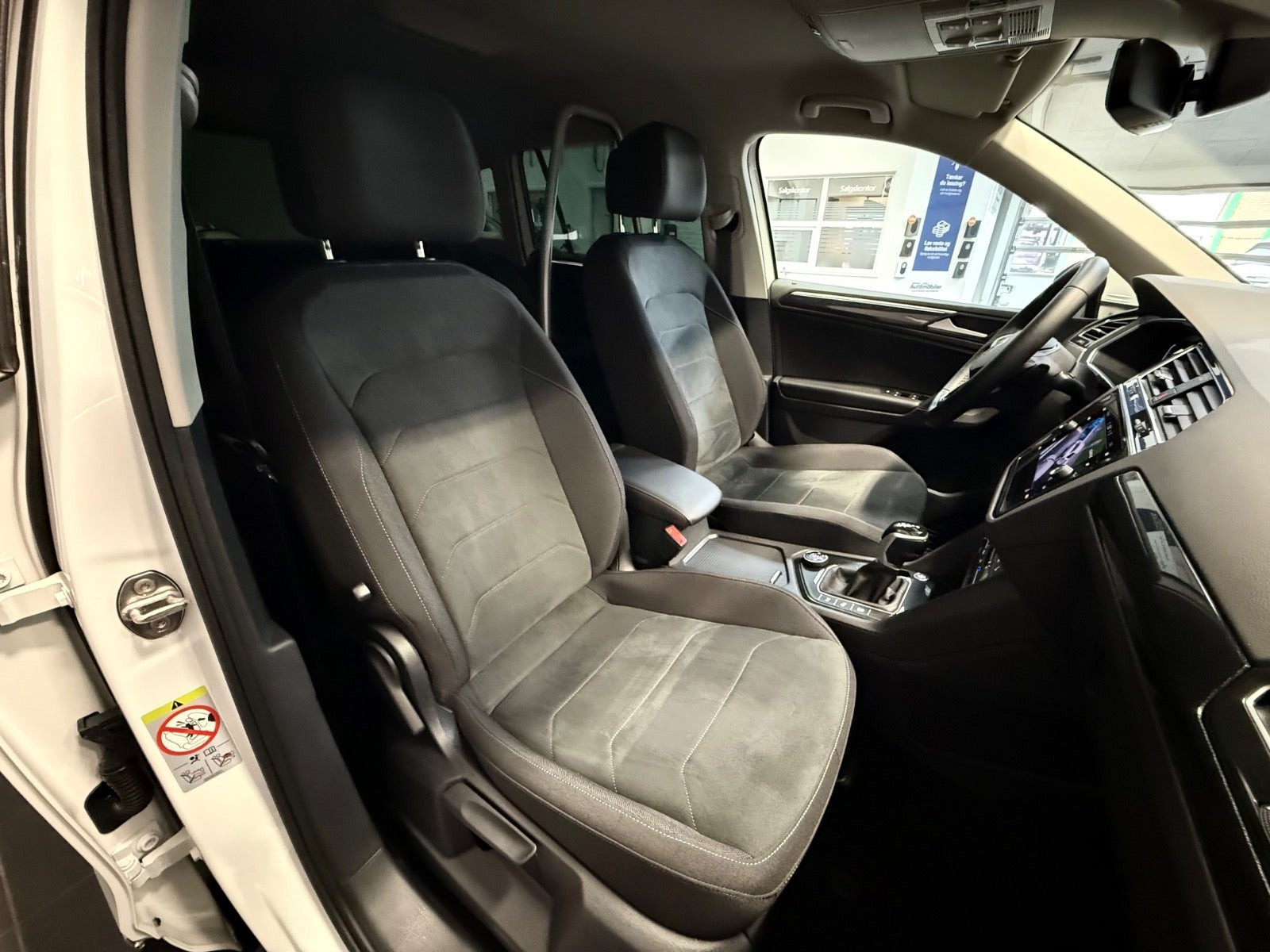 Hvid VW Tiguan fra 2023