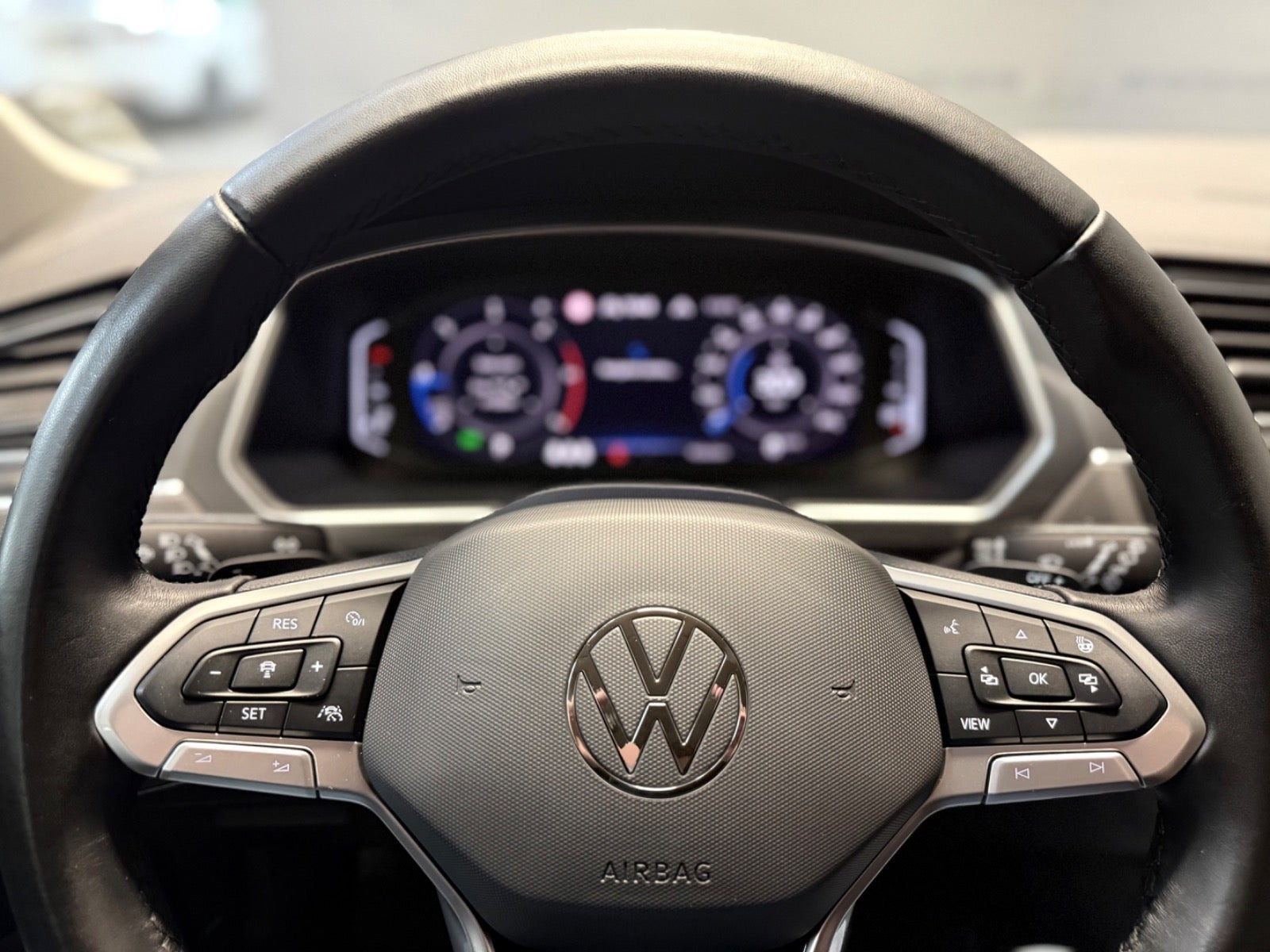 Hvid VW Tiguan fra 2023