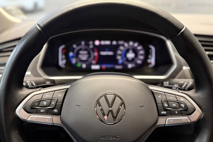 Hvid VW Tiguan fra 2023