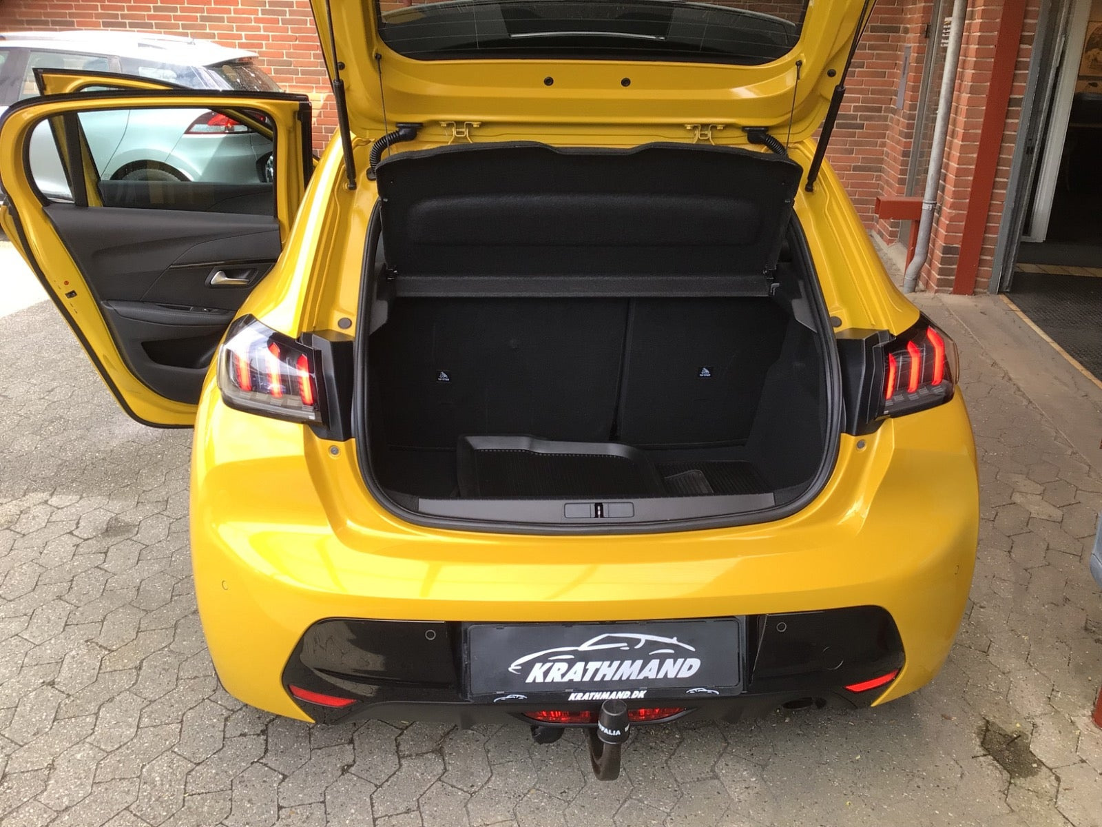 Gul Peugeot 208 fra 2021