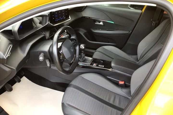 Gul Peugeot 208 fra 2021