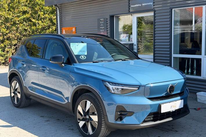 Blå Volvo EX40 fra 2025 set udefra