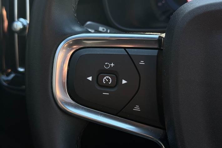 Blå Volvo EX40 fra 2025