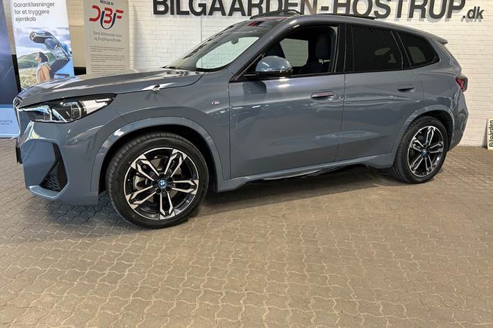 Grå BMW iX1 fra 2023