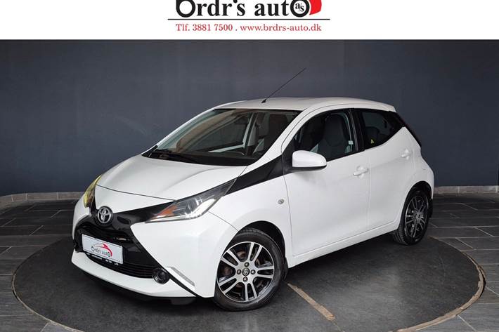 Hvid Toyota Aygo fra 2015 set udefra