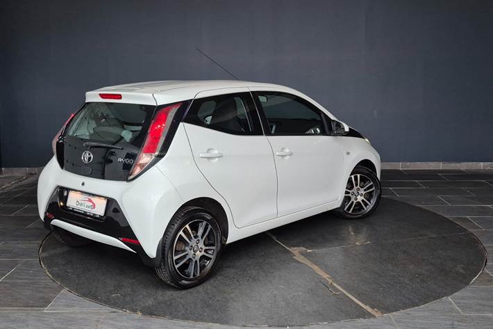Hvid Toyota Aygo fra 2015