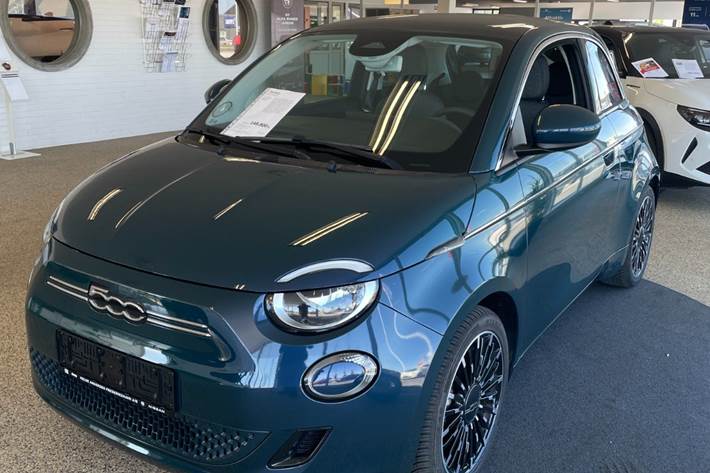 Blå Fiat 500e fra 2023