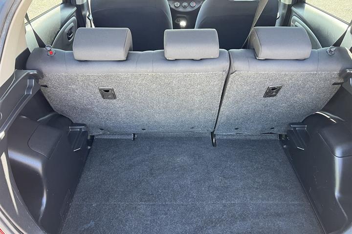 Sort Toyota Yaris fra 2015