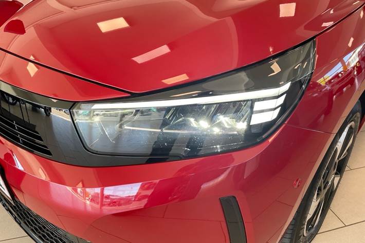 Rød Opel Corsa-e fra 2023
