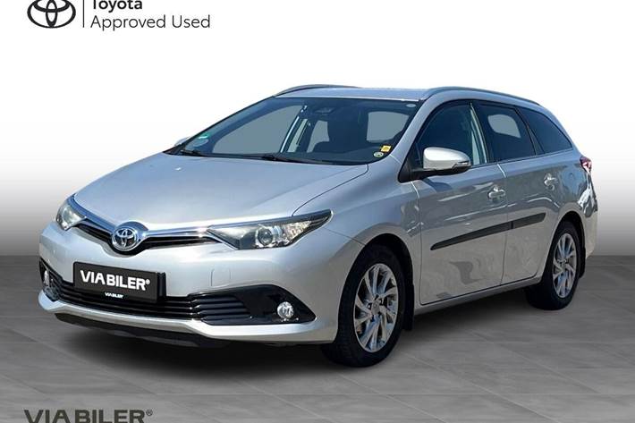 Sølv Toyota Auris fra 2017 set udefra