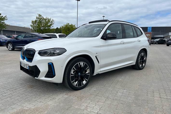 Hvid BMW iX3 fra 2025