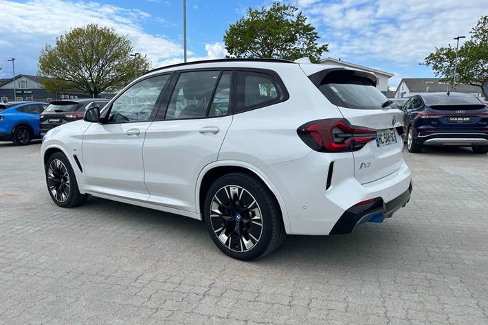 Hvid BMW iX3 fra 2025