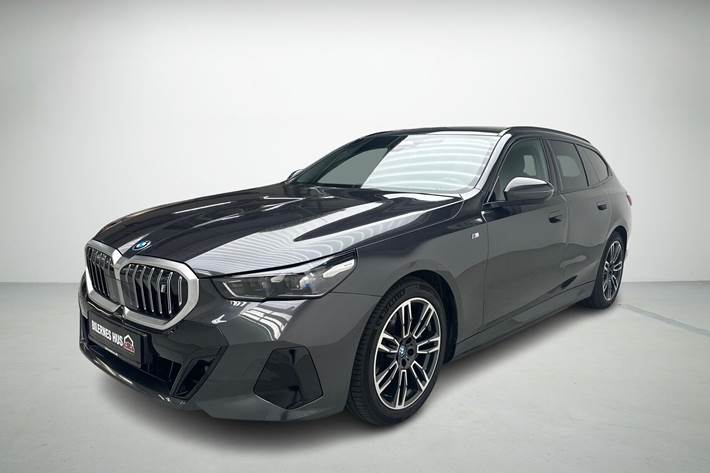 Grå BMW i5 fra 2025