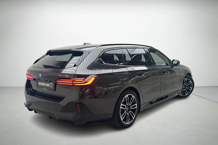 Grå BMW i5 fra 2025