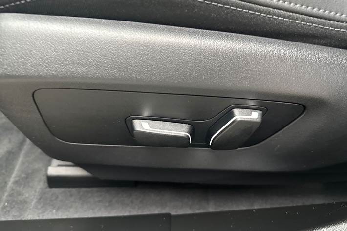 Grå BMW i5 fra 2025