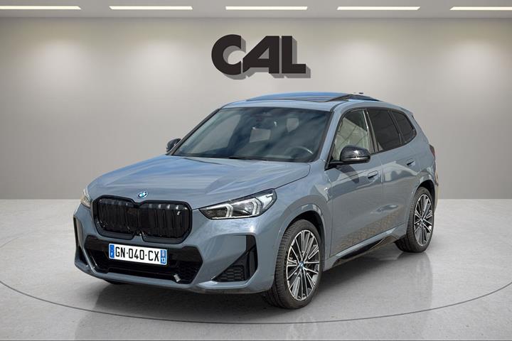 Grå BMW iX1 fra 2023 set udefra