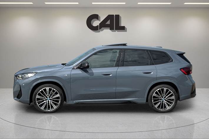 Grå BMW iX1 fra 2023