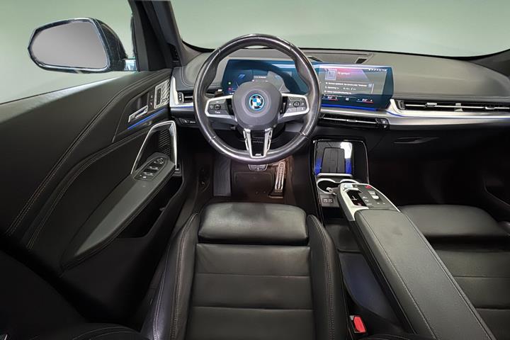 Grå BMW iX1 fra 2023