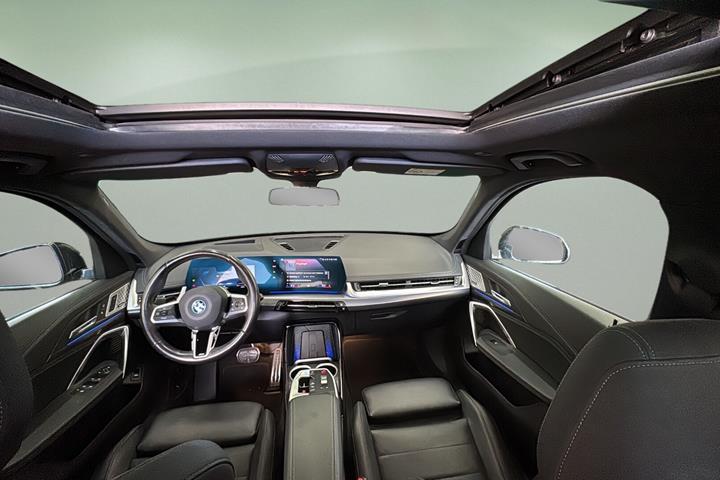 Grå BMW iX1 fra 2023
