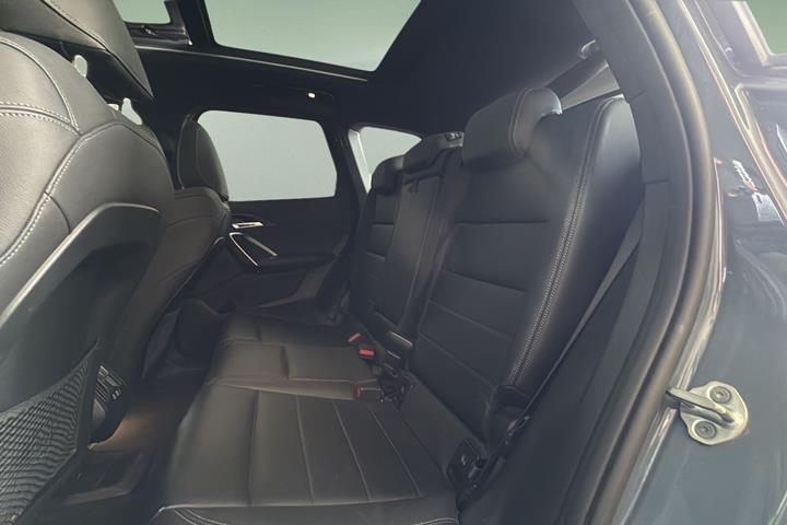 Grå BMW iX1 fra 2023