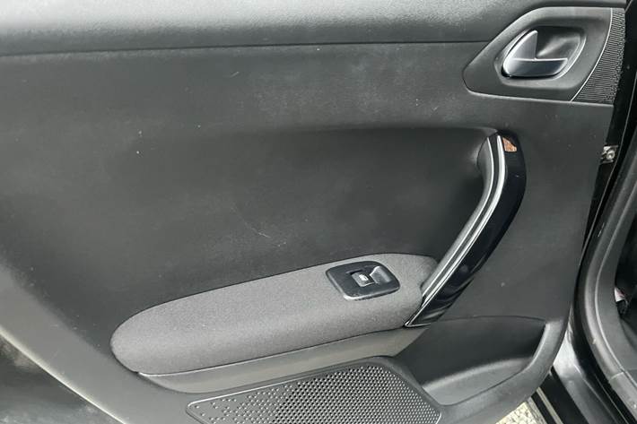 Sort Peugeot 208 fra 2020